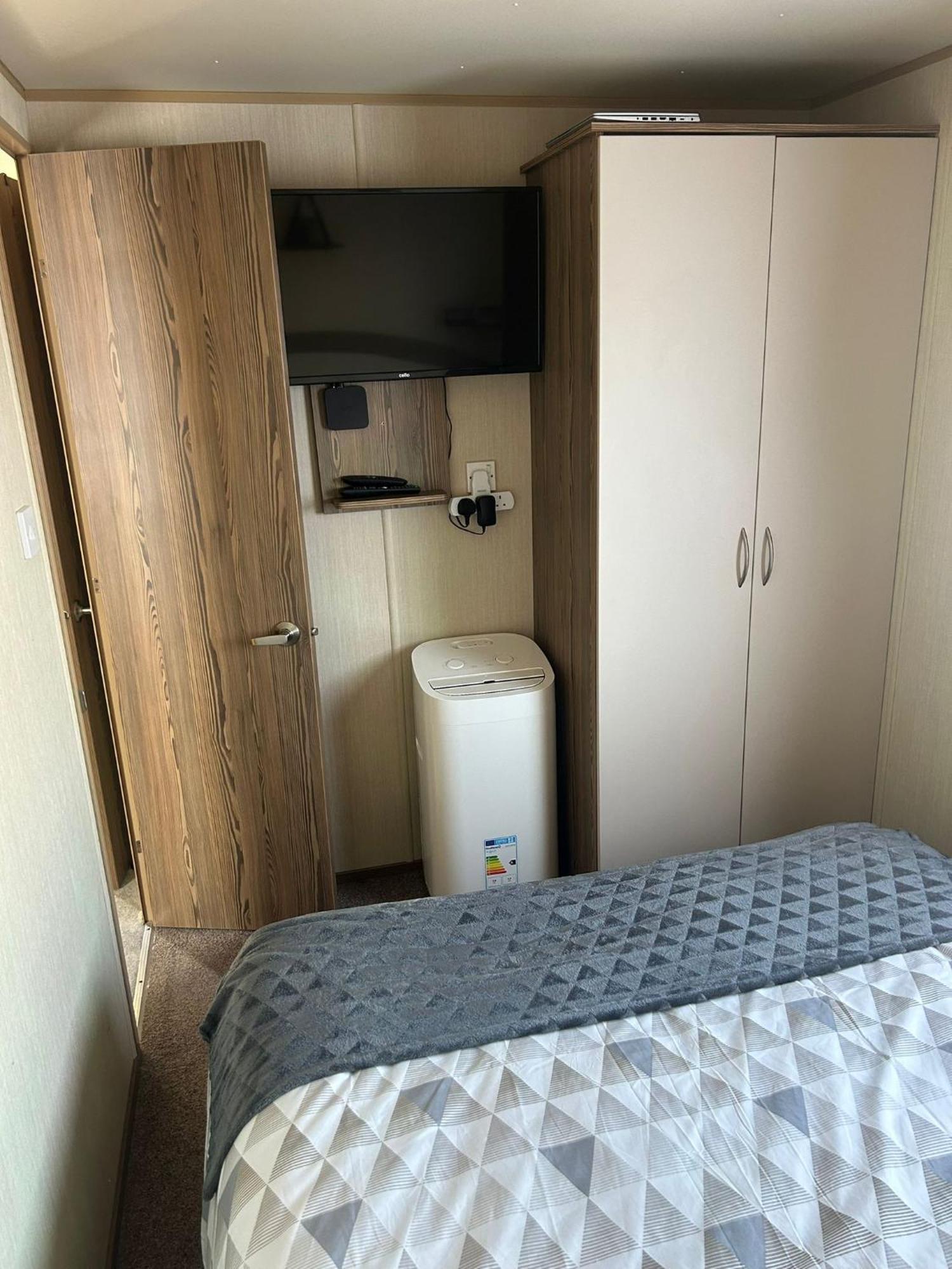 Blue Dolphin Holiday Park Gristhorpe Экстерьер фото